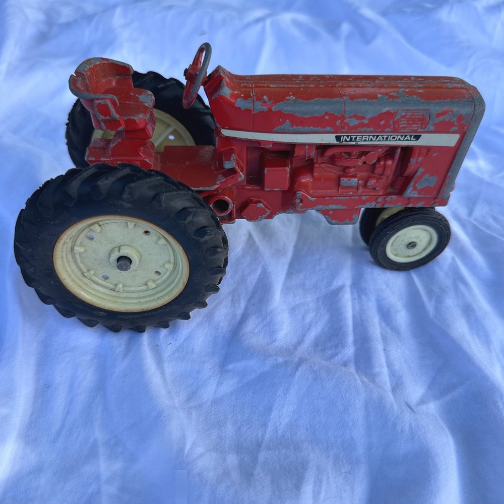 Ertl International Tractor Toy Unisex 1/16 Red Fair Die-Cast Metal Vintage Farm